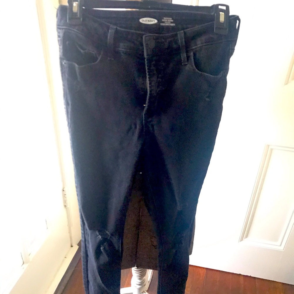 Old Navy size 6 -Black Distressed at the Knee